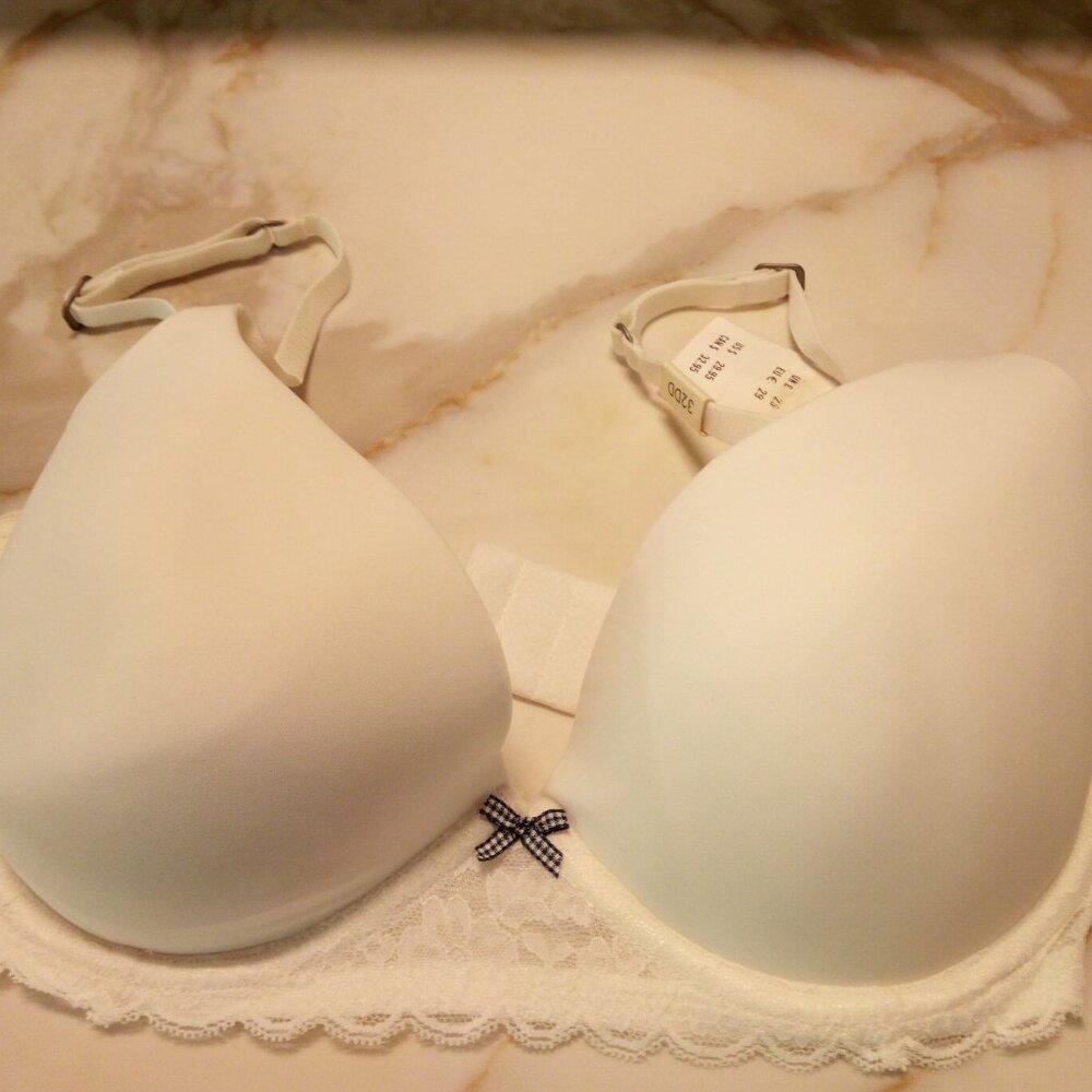 Gilly Hicks - Picture 2 of 7